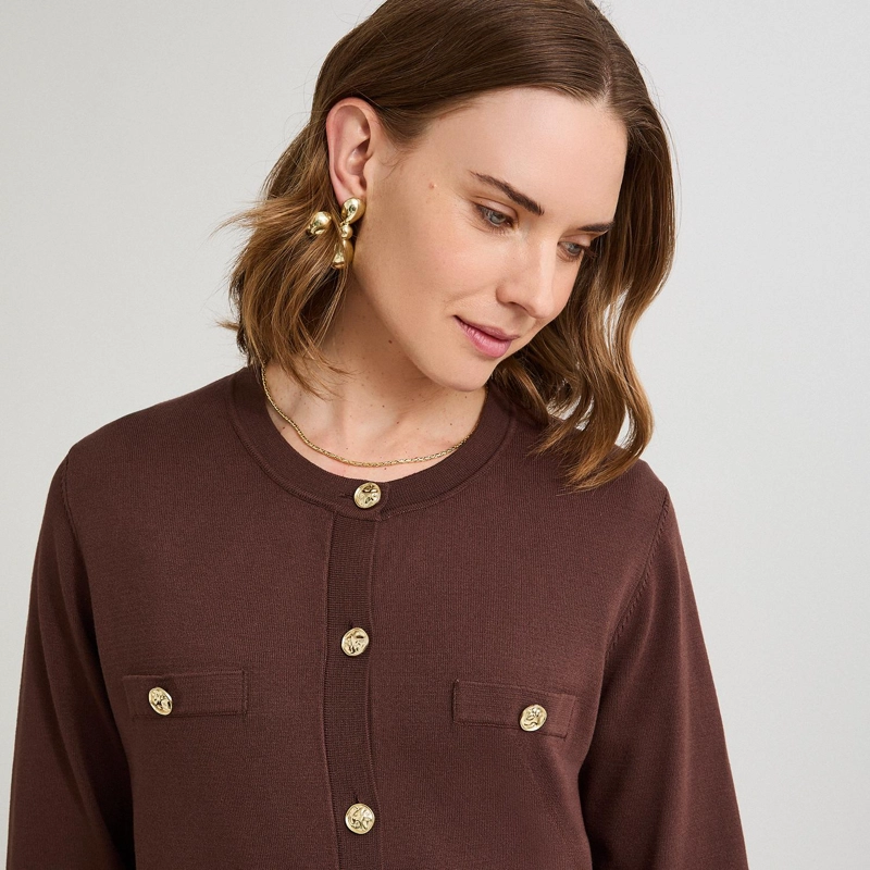 CARDIGAN ESCOTE REDONDO CON BOLSILLOS FALSOS CAFE - 3