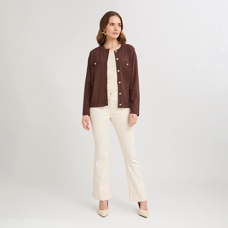 CARDIGAN ESCOTE REDONDO CON BOLSILLOS FALSOS CAFE - 4