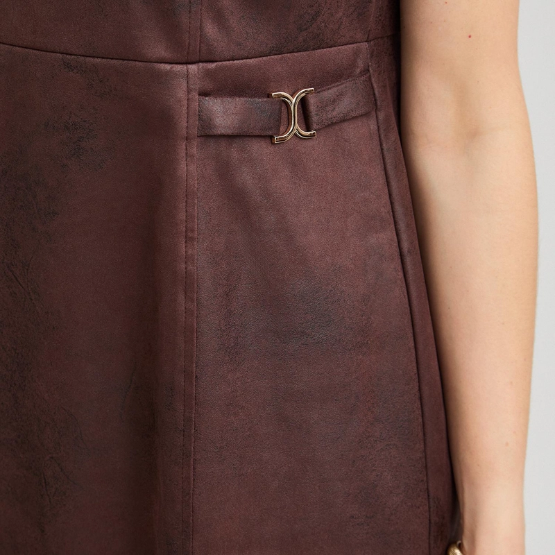 VESTIDO CORTO DE SUEDE CON HEBILLA DECORATIVA CAFE - 3
