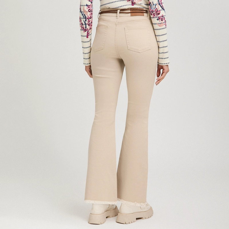 JEANS FLARE CON CINTURON BEIGE - 2