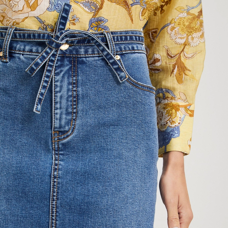 FALDA DE DENIM CON CINTURON Y CORTE FRONTAL AZUL - 3