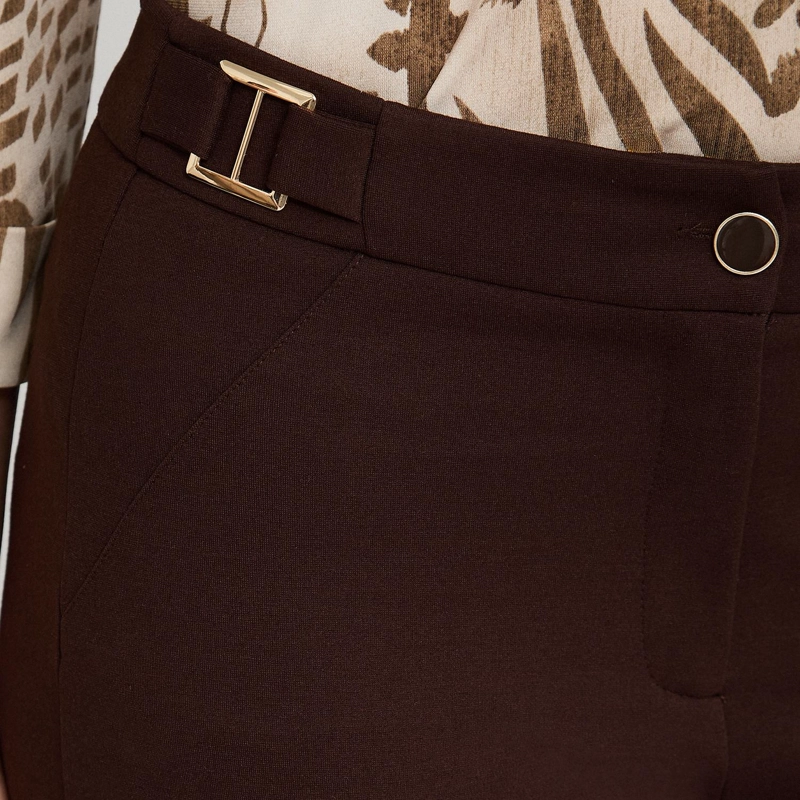 PANTALON FORMAL RECTA UN BOTON CON APLICACION EN PRETINA CAFE - 3