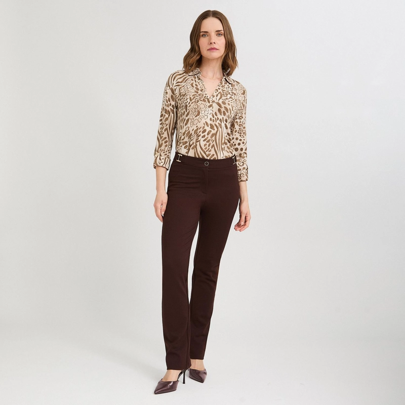 PANTALON FORMAL RECTA UN BOTON CON APLICACION EN PRETINA CAFE - 4