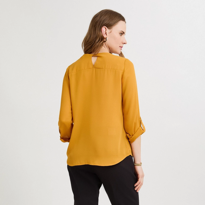 BLUSA LISA ESCOTE REDONDO MANGA ROLL UP MOSTAZA - 3