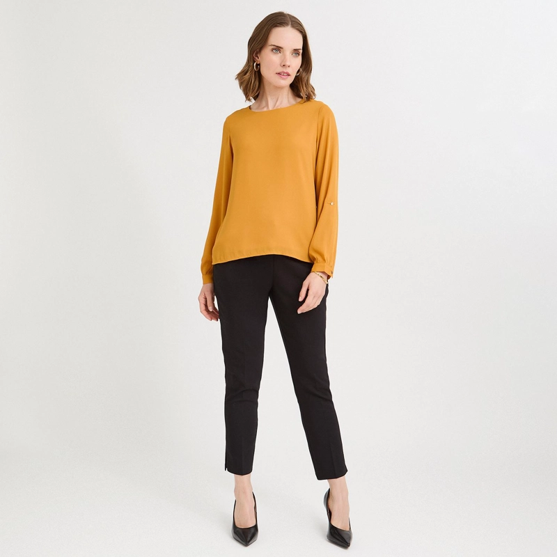 BLUSA LISA ESCOTE REDONDO MANGA ROLL UP MOSTAZA - 4