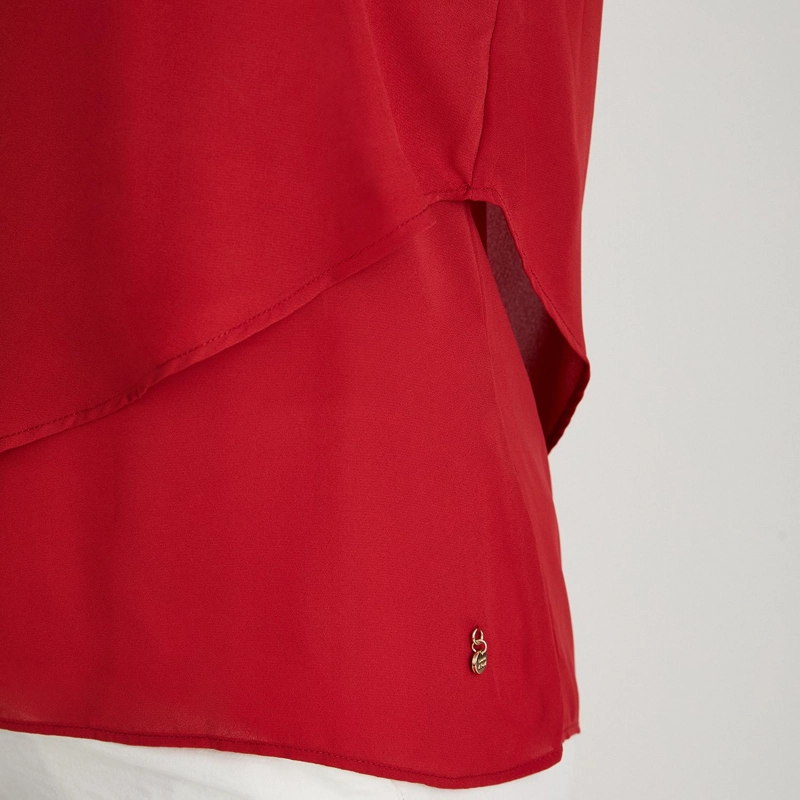 BLUSA ESCOTE V CON CAPAS ROJO - 3