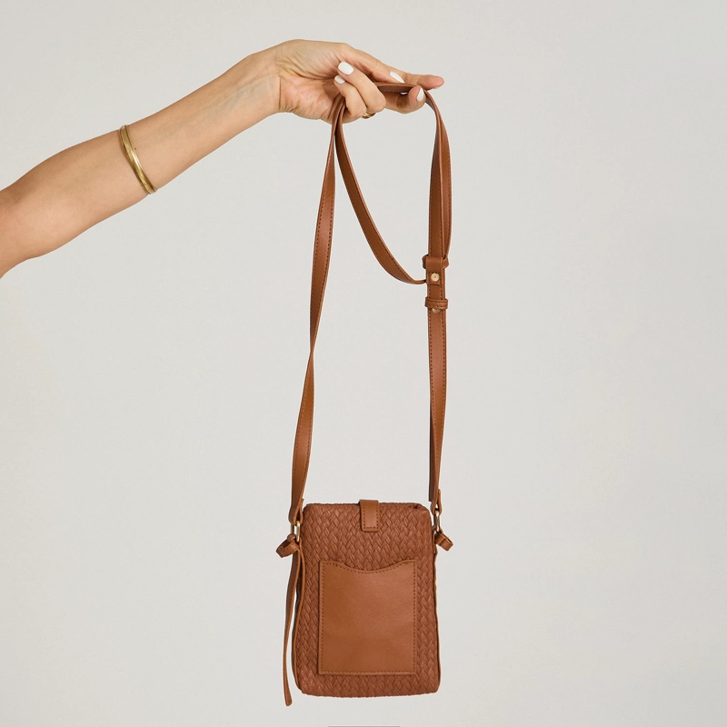 PORTA CELULAR CON STRAP AJUSTABLE CAFE - 2