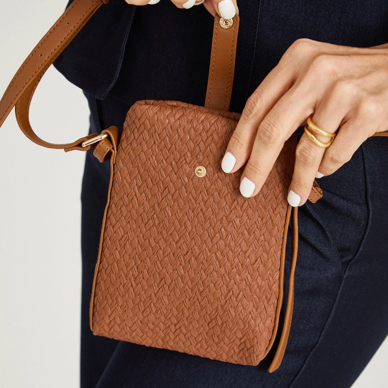 PORTA CELULAR CON STRAP AJUSTABLE CAFE - 3