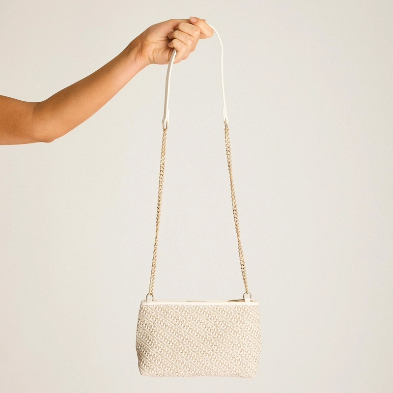 CARTERA BLANCA CON FORRO Y CORREA LARGA - 3