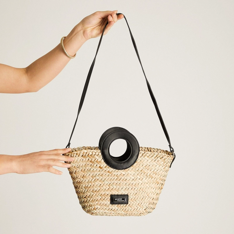 CARTERA DE RAFFIA CON ASAS CIRCULARES NEGRAS - 2