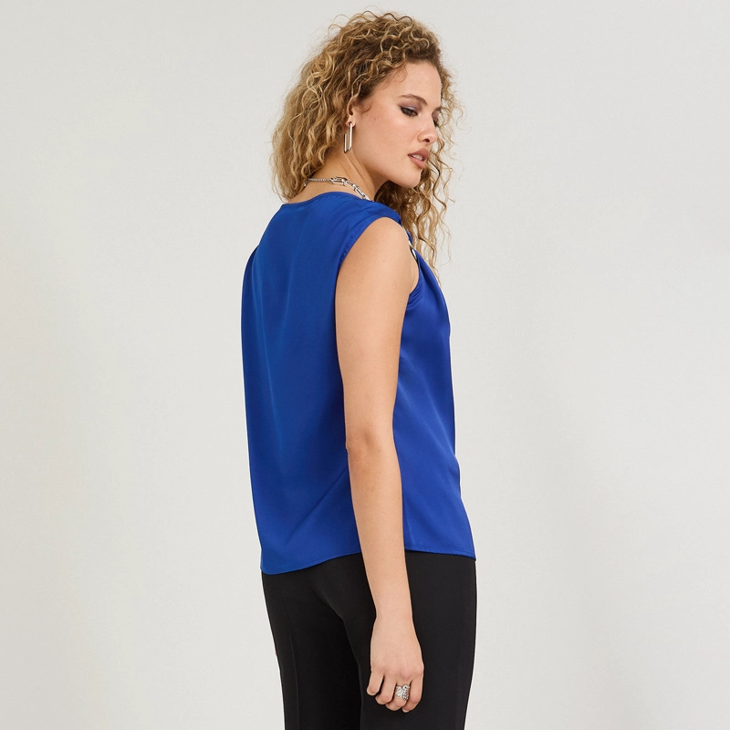 BLUSA DE SATIN SIN MANGAS CON ARGOLLA EN EL HOMBRO AZUL - 2