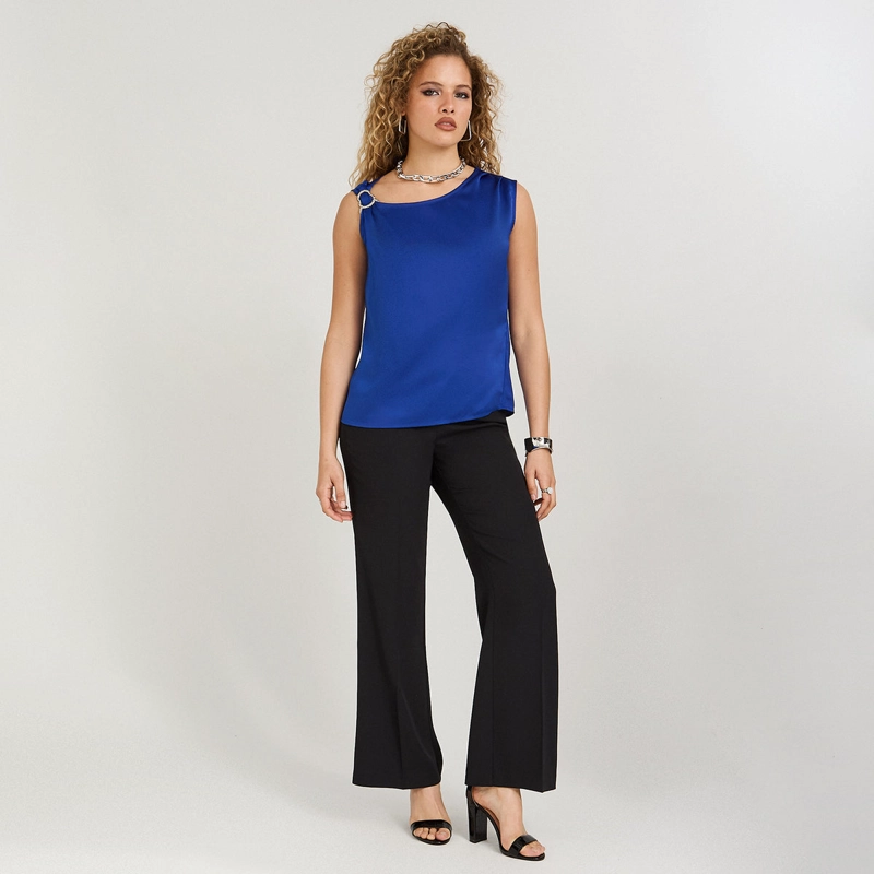 BLUSA DE SATIN SIN MANGAS CON ARGOLLA EN EL HOMBRO AZUL - 4