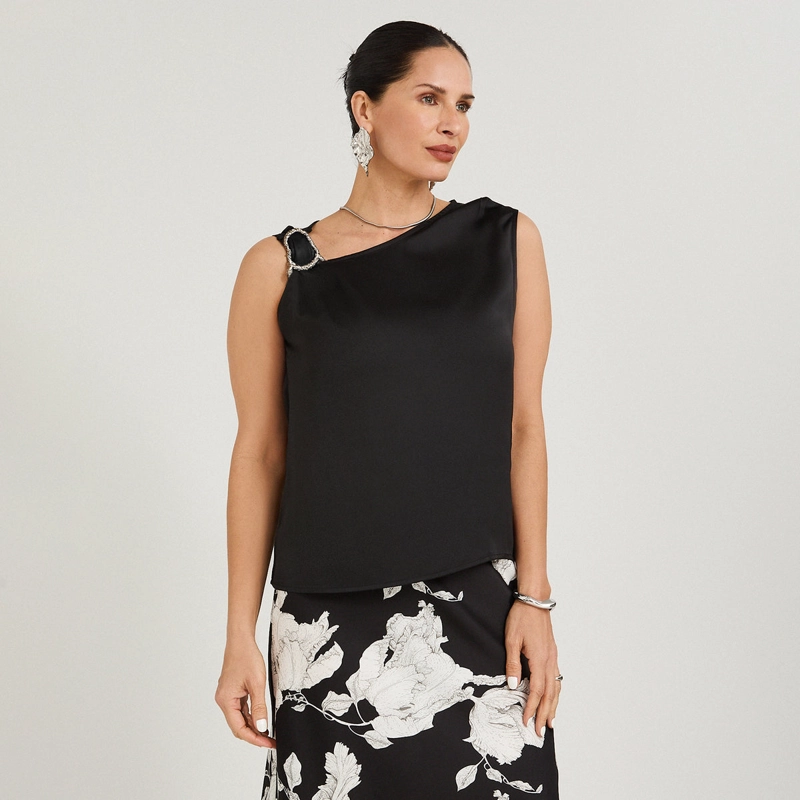 BLUSA DE SATIN MANGA CORTA ESCOTE ASIMETRICO CON APLICACION NEGRO - 1