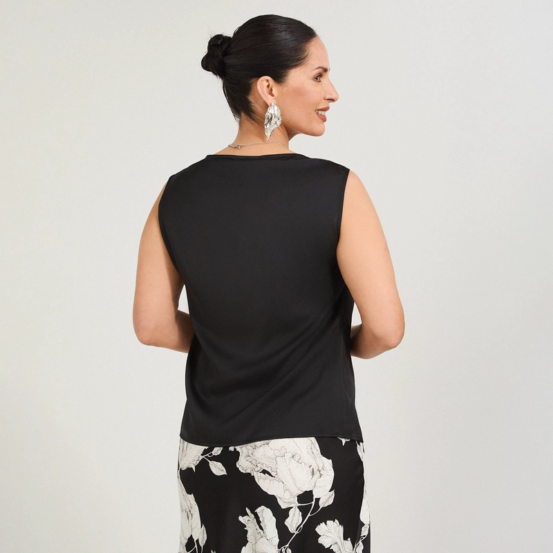 BLUSA DE SATIN MANGA CORTA ESCOTE ASIMETRICO CON APLICACION NEGRO - 2