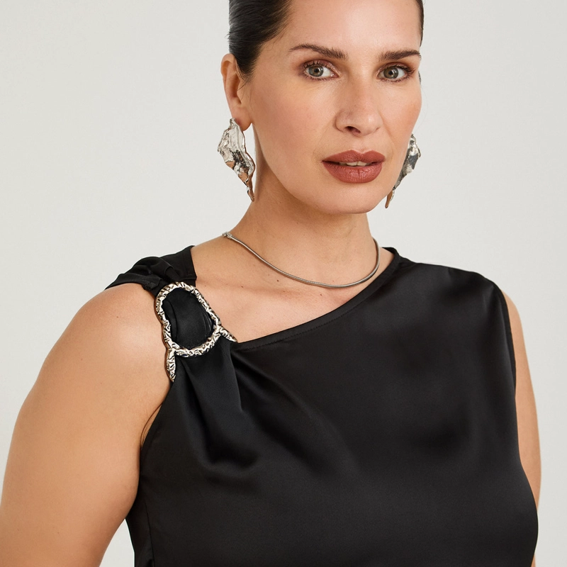 BLUSA DE SATIN MANGA CORTA ESCOTE ASIMETRICO CON APLICACION NEGRO - 3