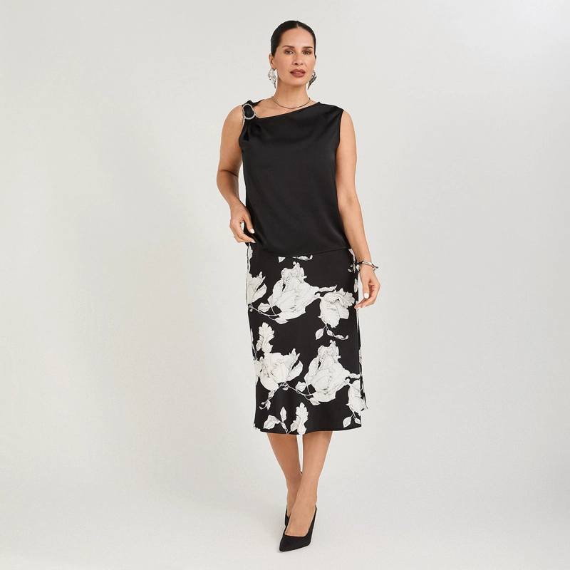 BLUSA DE SATIN MANGA CORTA ESCOTE ASIMETRICO CON APLICACION NEGRO - 4