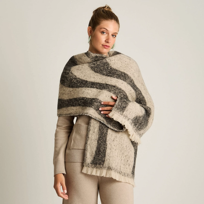 BUFANDA GRIS CON ESTAMPADO ANIMAL PRINT Y FLECOS - 2