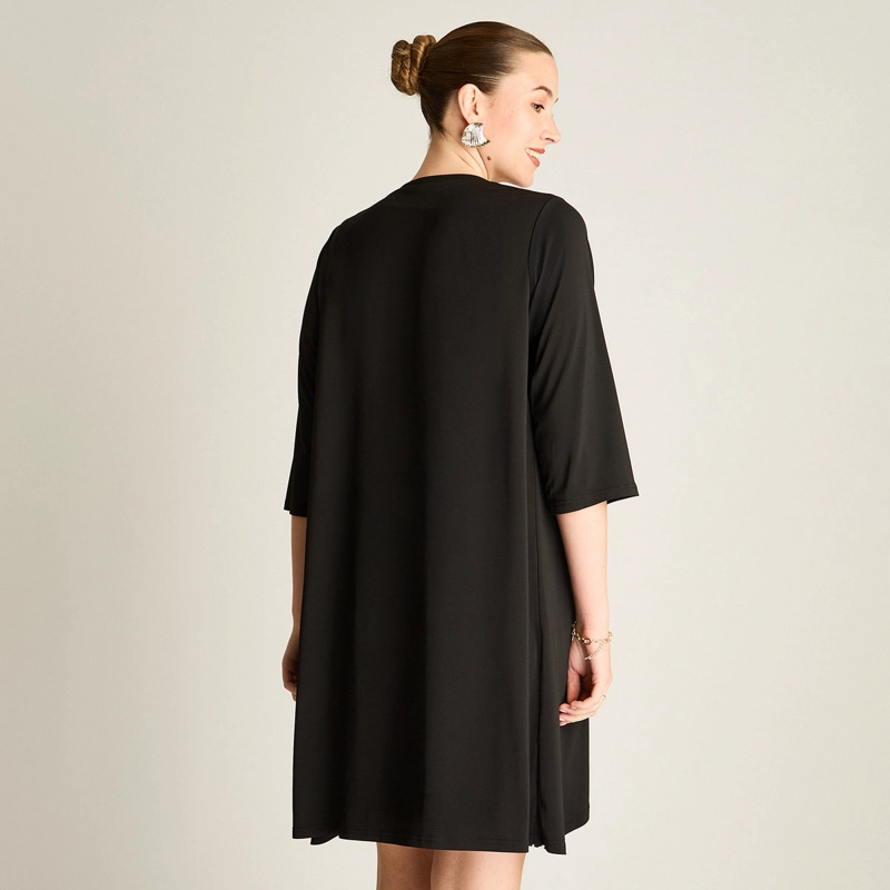 VESTIDO CORTO NEGRO CON CAPA ESTAMPADA - 2