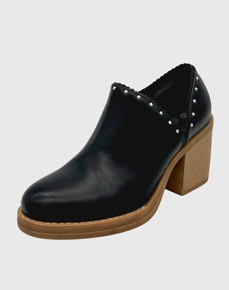 BOTIN PARA MUJER CON TACO DE 8 CM, CIERRE LATERAL Y TACHAS DECORATIVAS NEGRO. - 1
