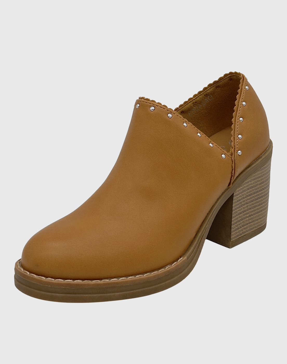 BOTÍN PARA MUJER CON TACO DE 8 CM, CIERRE LATERAL Y TACHAS DECORATIVAS CAMEL. - 1