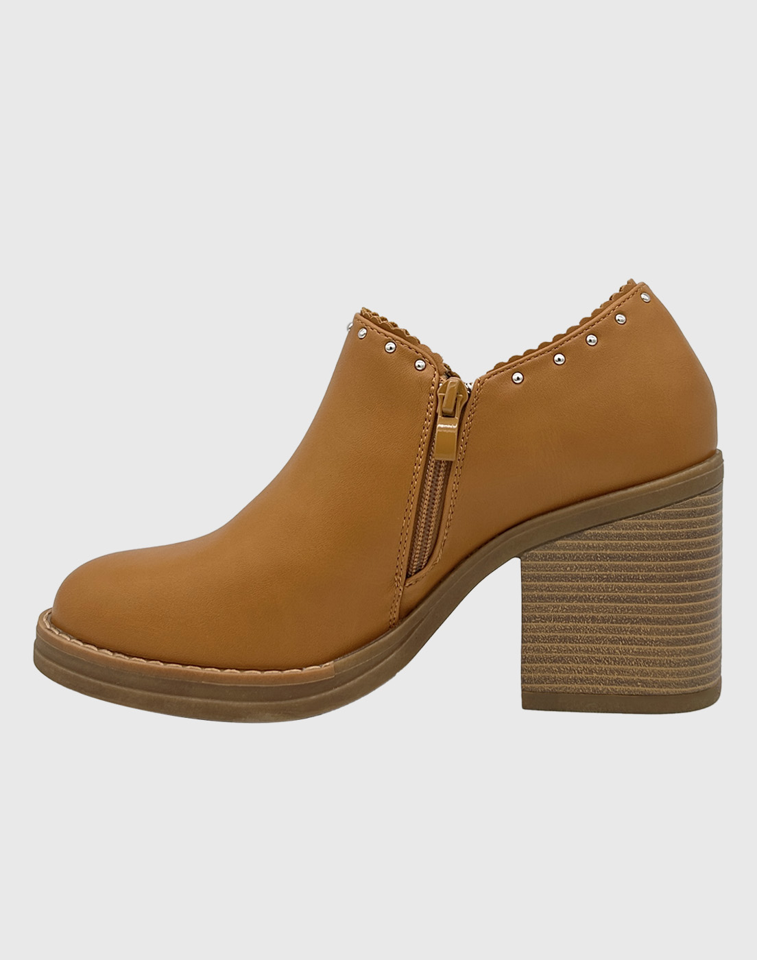 BOTÍN PARA MUJER CON TACO DE 8 CM, CIERRE LATERAL Y TACHAS DECORATIVAS CAMEL. - 2
