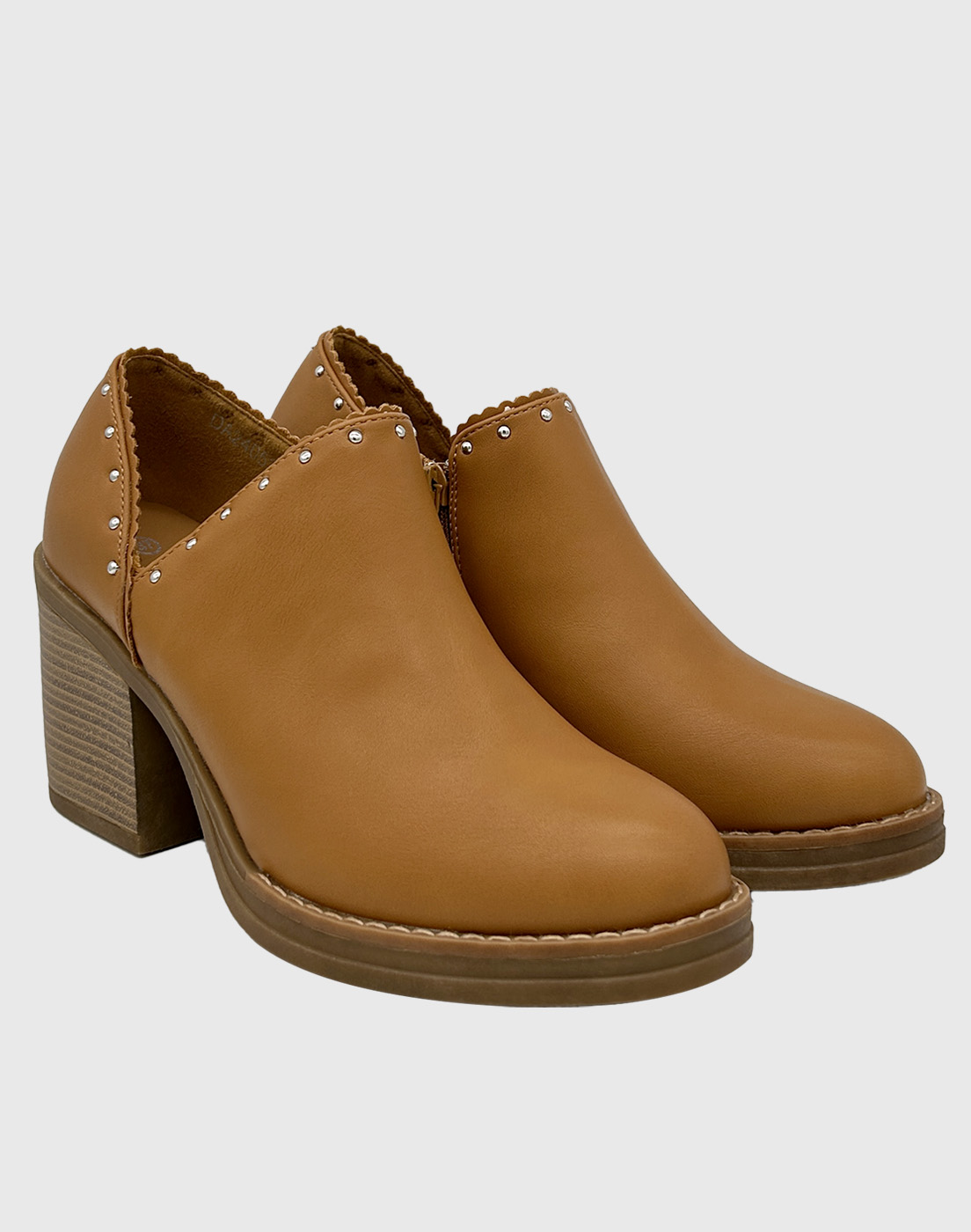 BOTÍN PARA MUJER CON TACO DE 8 CM, CIERRE LATERAL Y TACHAS DECORATIVAS CAMEL. - 3
