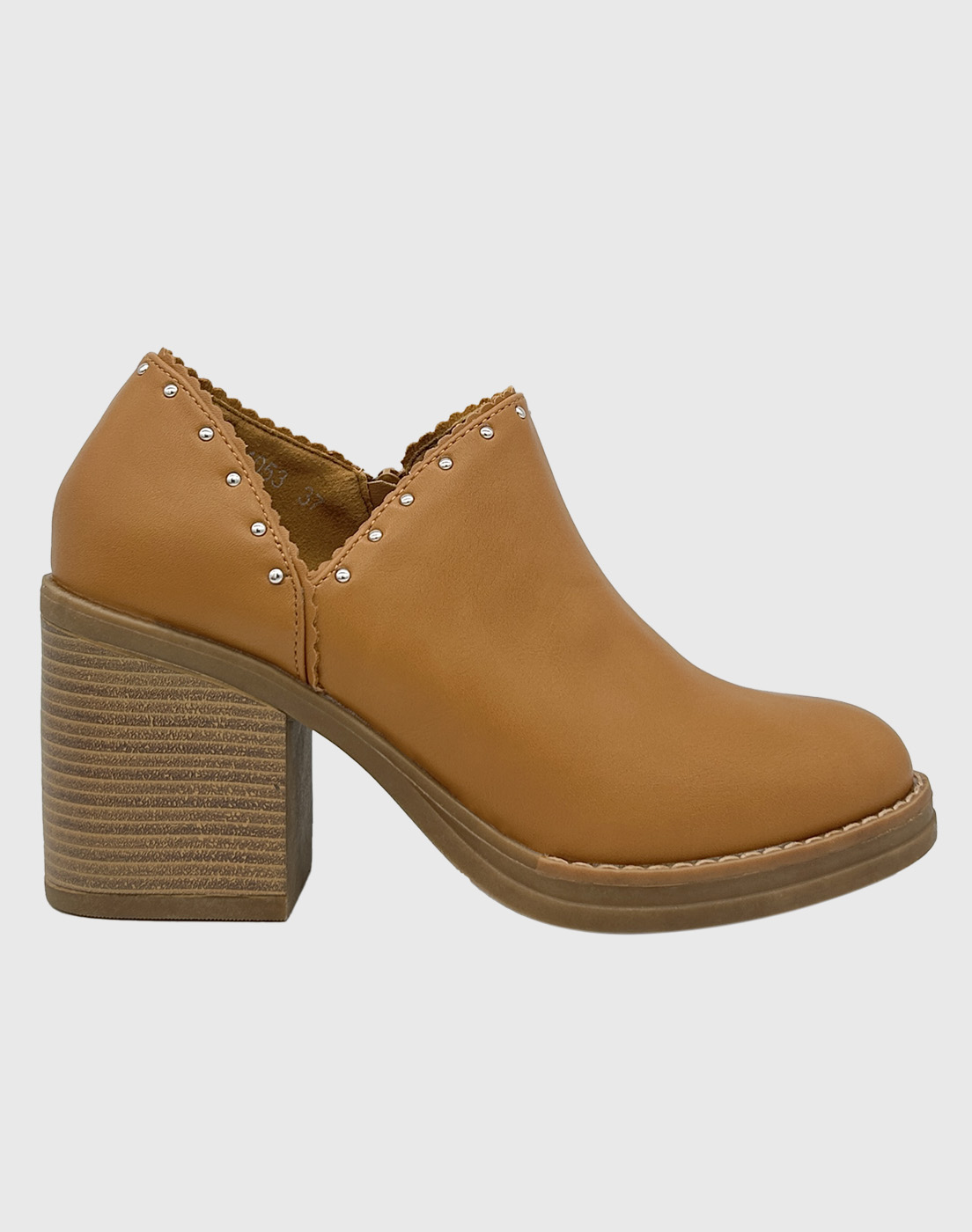 BOTÍN PARA MUJER CON TACO DE 8 CM, CIERRE LATERAL Y TACHAS DECORATIVAS CAMEL. - 5