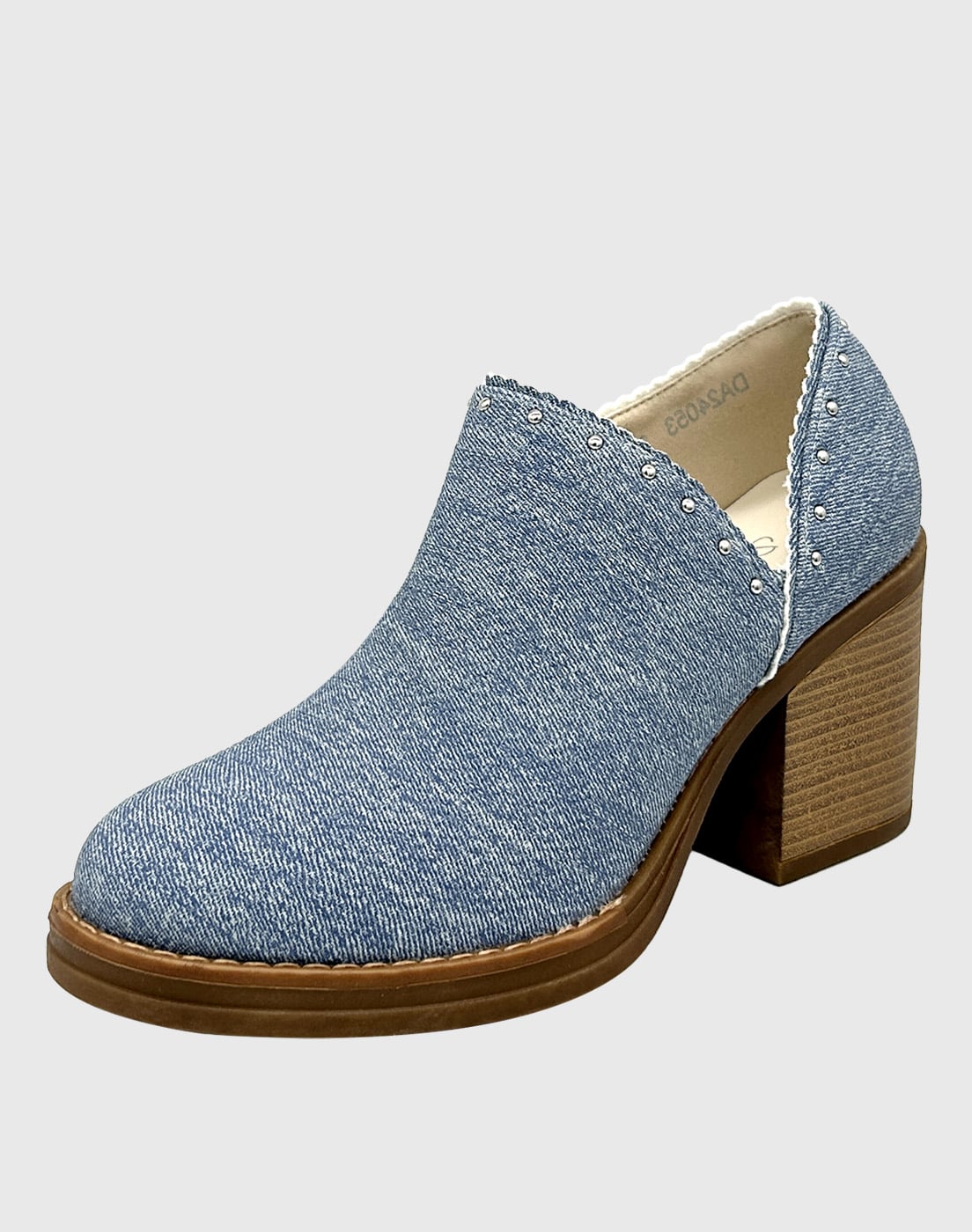 BOTÍN PARA MUJER CON TACO DE 8 CM, CIERRE LATERAL Y TACHAS DECORATIVAS CELESTE. - 1