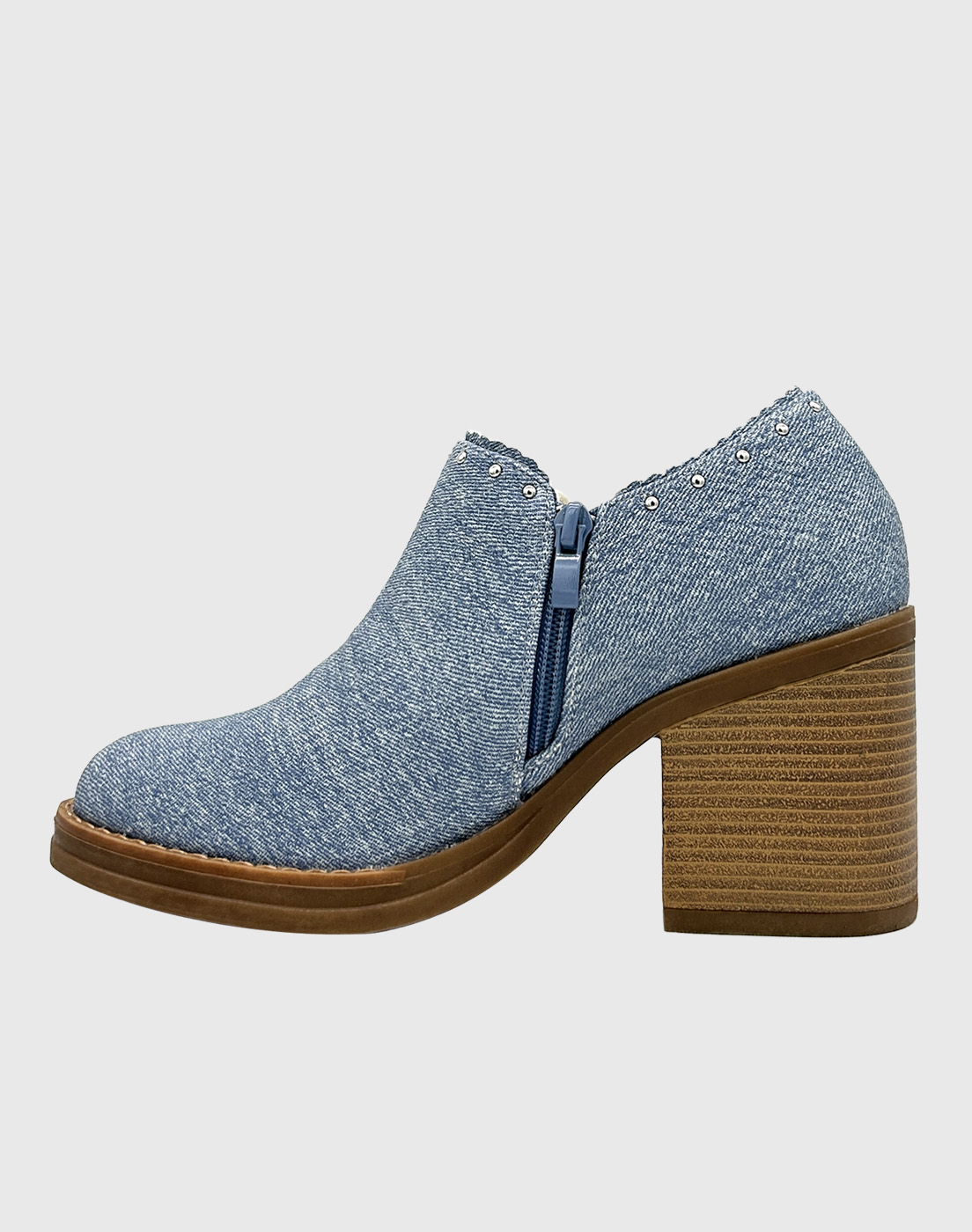 BOTÍN PARA MUJER CON TACO DE 8 CM, CIERRE LATERAL Y TACHAS DECORATIVAS CELESTE. - 2