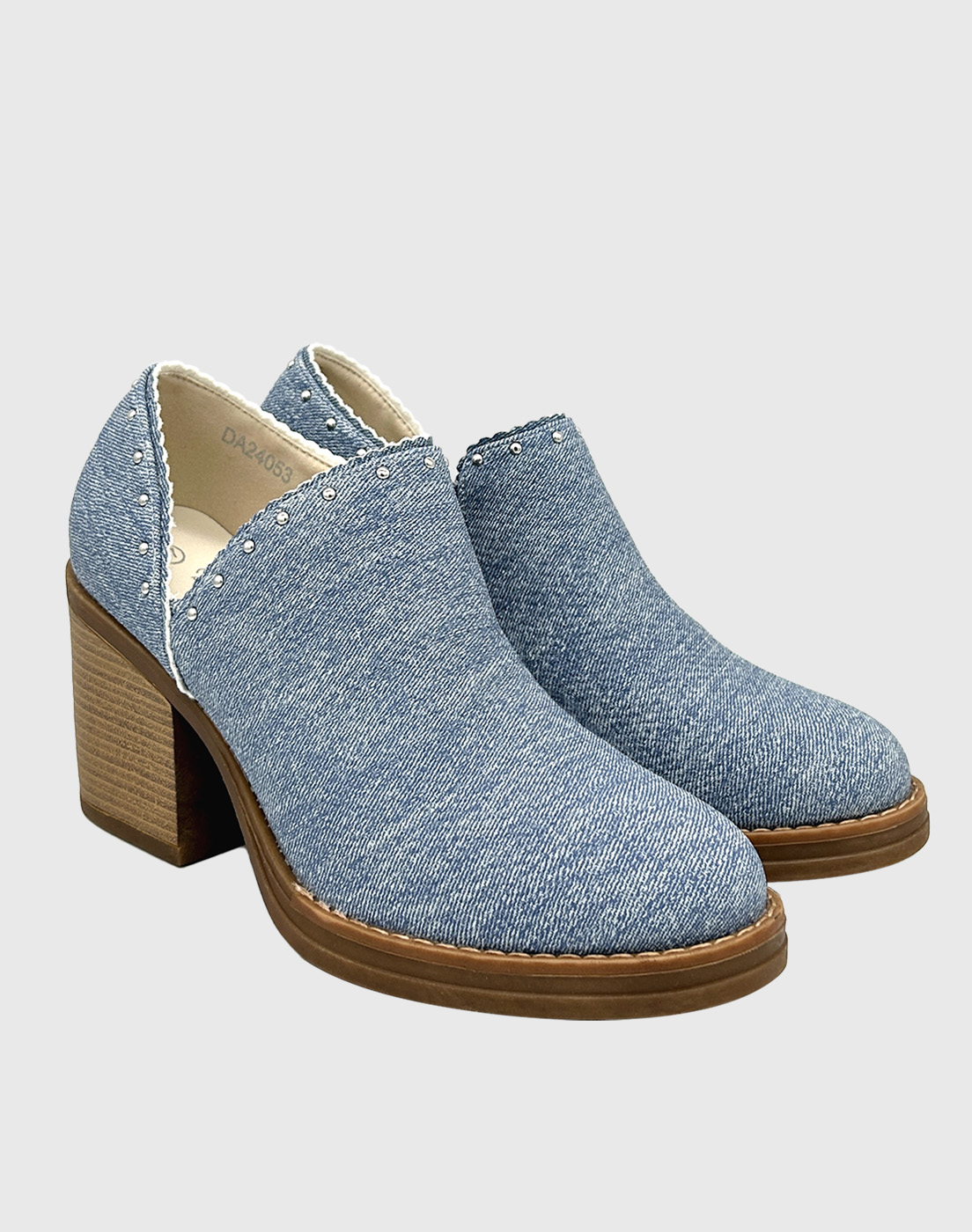BOTÍN PARA MUJER CON TACO DE 8 CM, CIERRE LATERAL Y TACHAS DECORATIVAS CELESTE. - 3