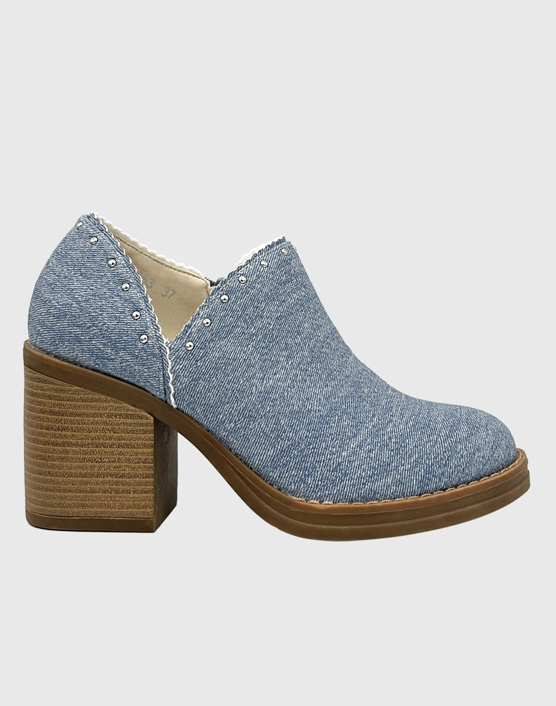 BOTÍN PARA MUJER CON TACO DE 8 CM, CIERRE LATERAL Y TACHAS DECORATIVAS CELESTE. - 4
