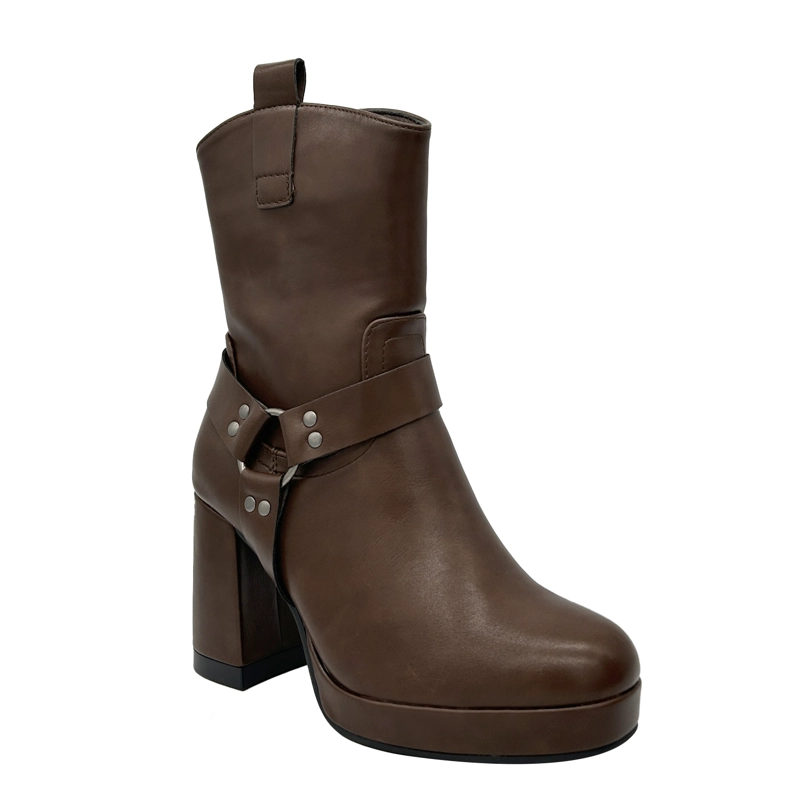 BOTA PARA MUJER COLOR CAFE  CON PLATAFORMA Y DETALLES METALICOS DANICOLLE - 1