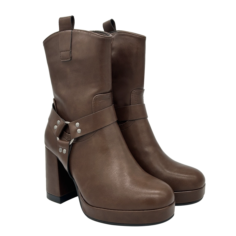 BOTA PARA MUJER COLOR CAFE  CON PLATAFORMA Y DETALLES METALICOS DANICOLLE - 2