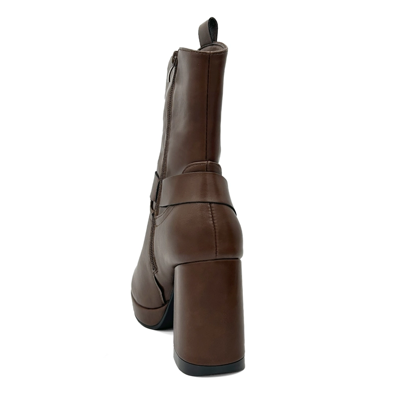 BOTA PARA MUJER COLOR CAFE  CON PLATAFORMA Y DETALLES METALICOS DANICOLLE - 4