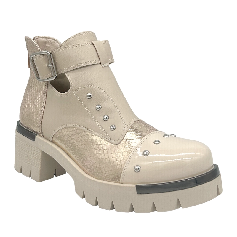 BOTIN PARA MUJER CON HEBILLA, COLOR BEIGE, ABERTURAS LATERALES Y TACHAS DANICOLLE - 1