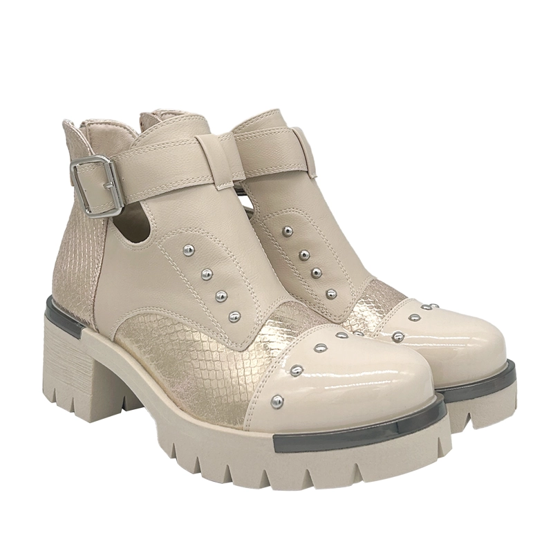 BOTIN PARA MUJER CON HEBILLA, COLOR BEIGE, ABERTURAS LATERALES Y TACHAS DANICOLLE - 2