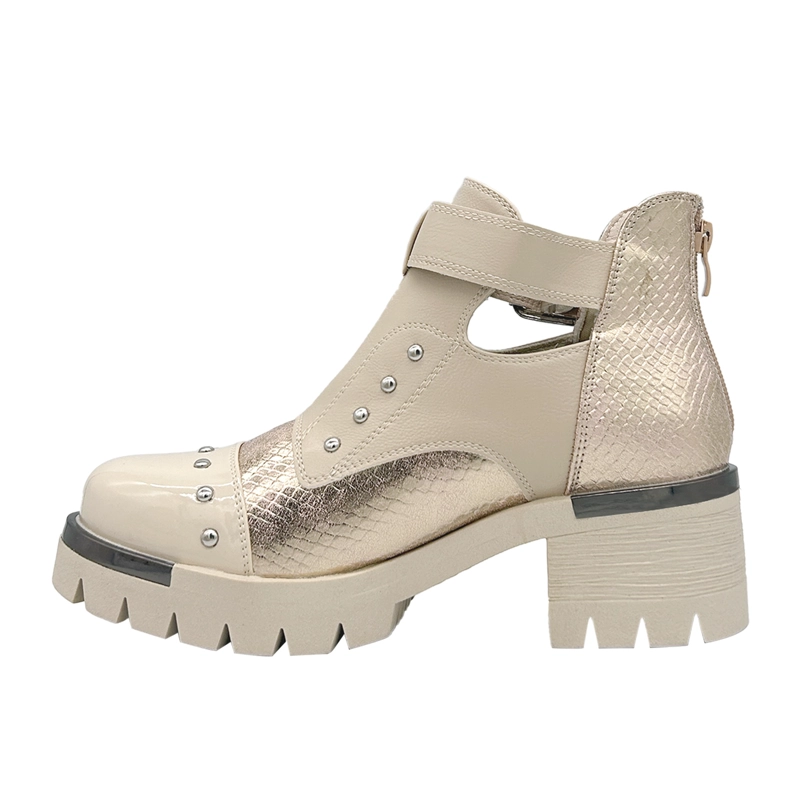 BOTIN PARA MUJER CON HEBILLA, COLOR BEIGE, ABERTURAS LATERALES Y TACHAS DANICOLLE - 3