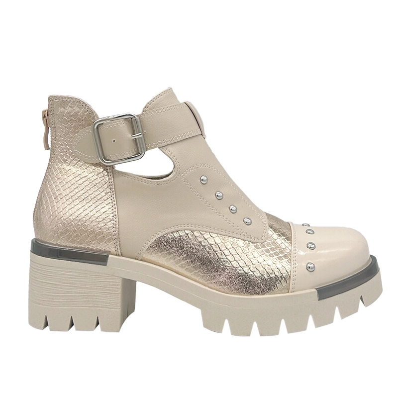 BOTIN PARA MUJER CON HEBILLA, COLOR BEIGE, ABERTURAS LATERALES Y TACHAS DANICOLLE - 4