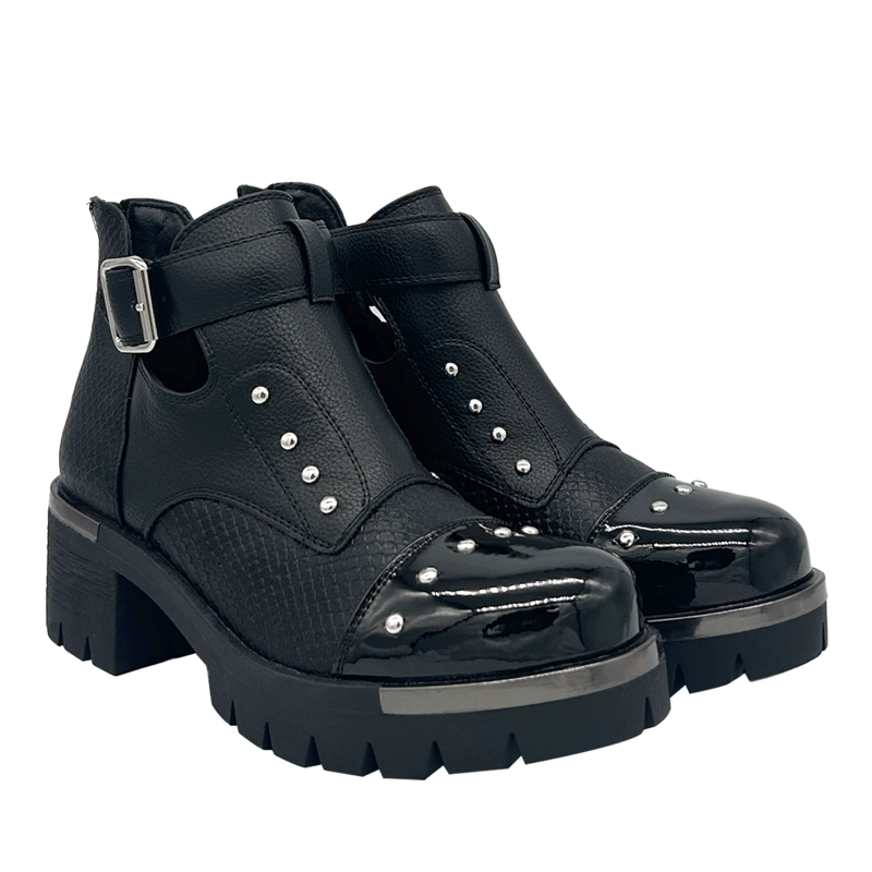 BOTIN PARA MUJER CON HEBILLA, COLOR NEGRO, ABERTURAS LATERALES Y TACHAS DANICOLLE - 2