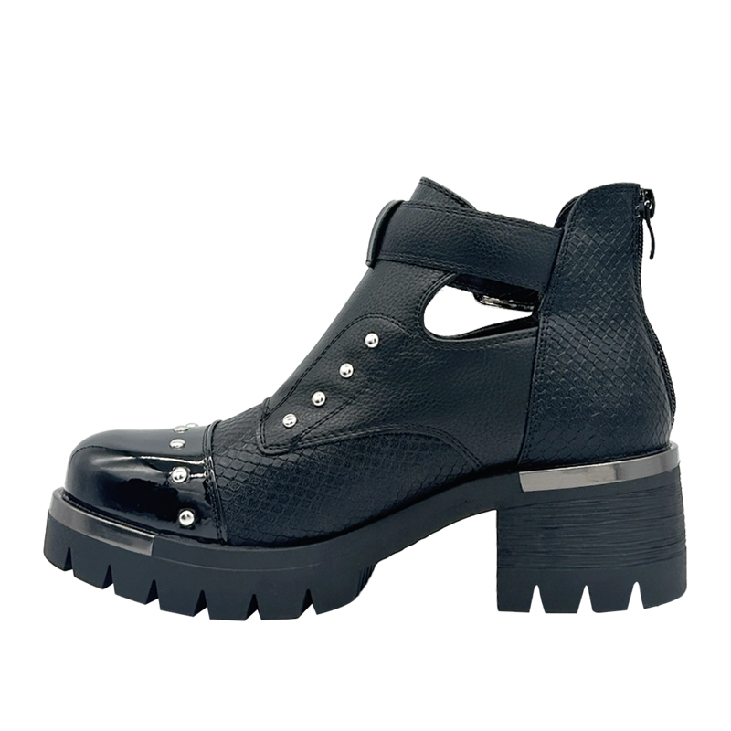 BOTIN PARA MUJER CON HEBILLA, COLOR NEGRO, ABERTURAS LATERALES Y TACHAS DANICOLLE - 3