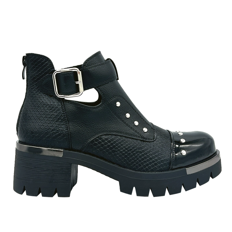 BOTIN PARA MUJER CON HEBILLA, COLOR NEGRO, ABERTURAS LATERALES Y TACHAS DANICOLLE - 4