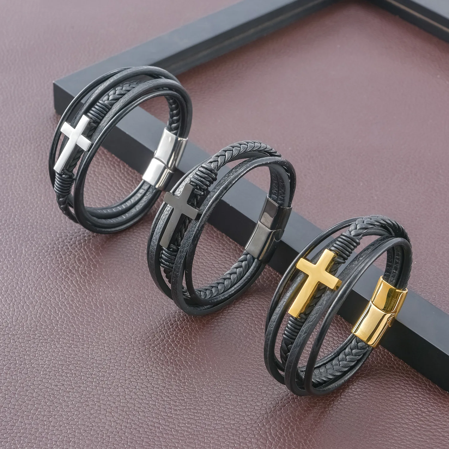 PULSERA DE CUERO CRUZ GOLD HOMBRE ROYAL MADRIZ - 3