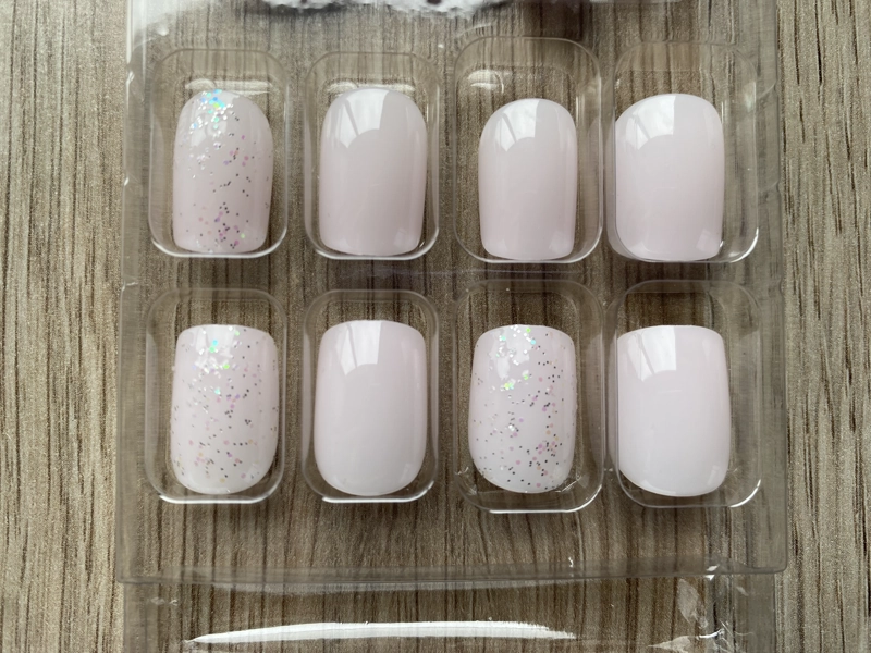 UÑAS POSTIZAS PRESS-ON CORTAS SEMI CUADRADRA 24PCS ADHESIVAS DISEÑO ROSA CLARO CON BRILLOS - 4