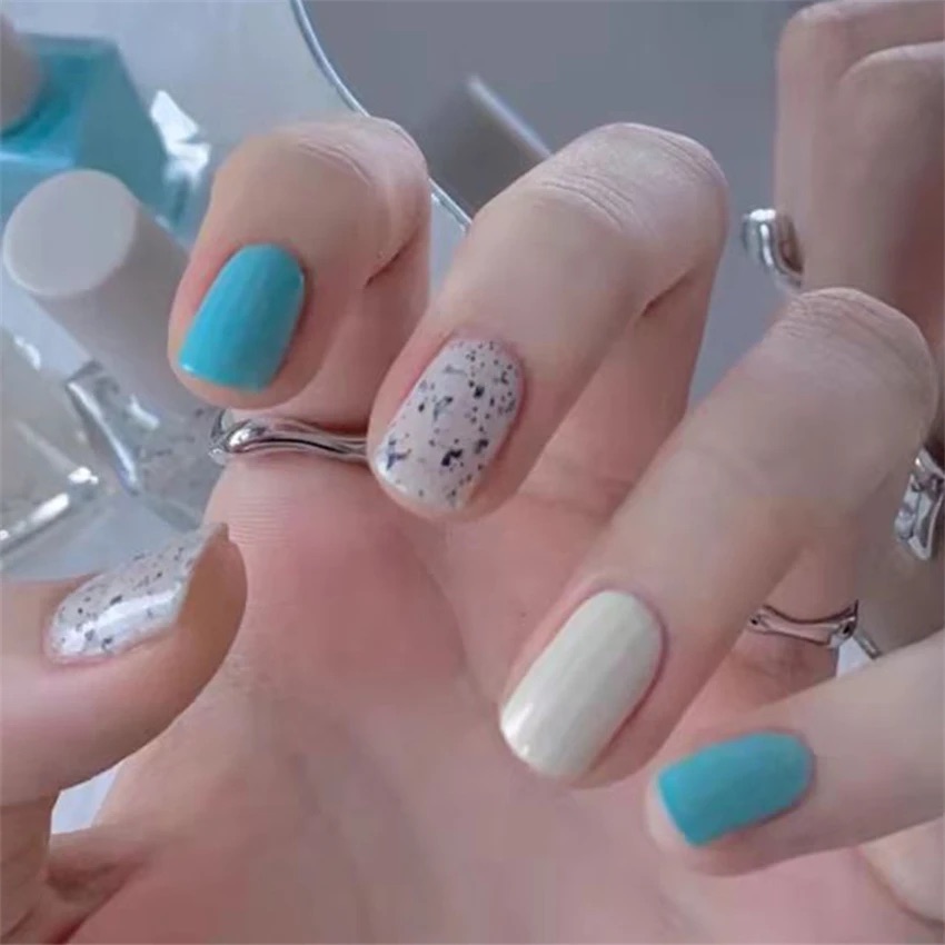 UÑAS POSTIZAS PRESS-ON CORTAS SEMI CUADRADRA 24PC DISEÑO AZUL BLANCO REUTILIZABLE - 4