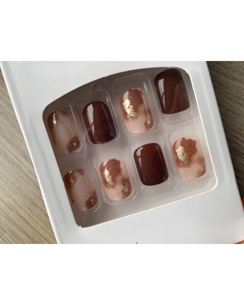 UÑAS POSTIZAS PRESS-ON CORTAS SEMI CUADRADRA 24PCS ADHESIVAS DISEÑO MARRON  Y DORADO REUTILIZABLE - 2