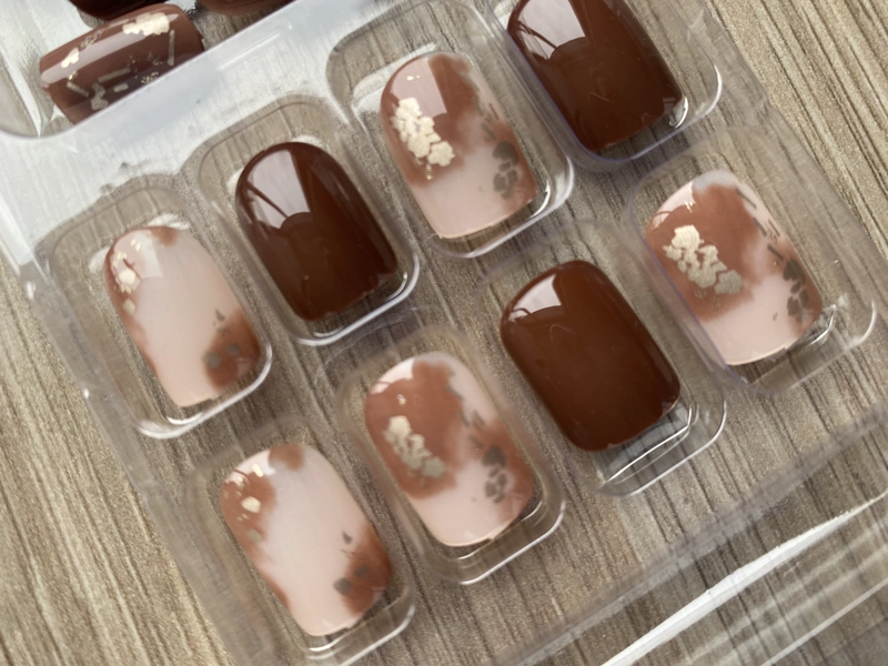 UÑAS POSTIZAS PRESS-ON CORTAS SEMI CUADRADRA 24PCS ADHESIVAS DISEÑO MARRON  Y DORADO REUTILIZABLE - 5