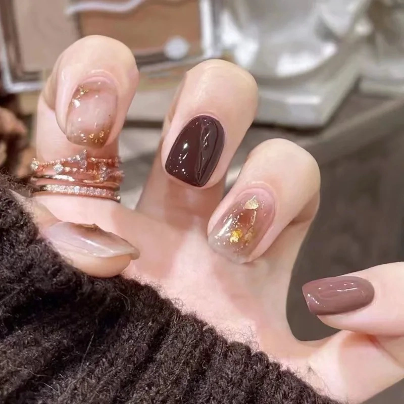 UÑAS POSTIZAS PRESS-ON CORTAS SEMI CUADRADRA 24PCS ADHESIVAS DISEÑO MARRON  Y DORADO REUTILIZABLE - 6