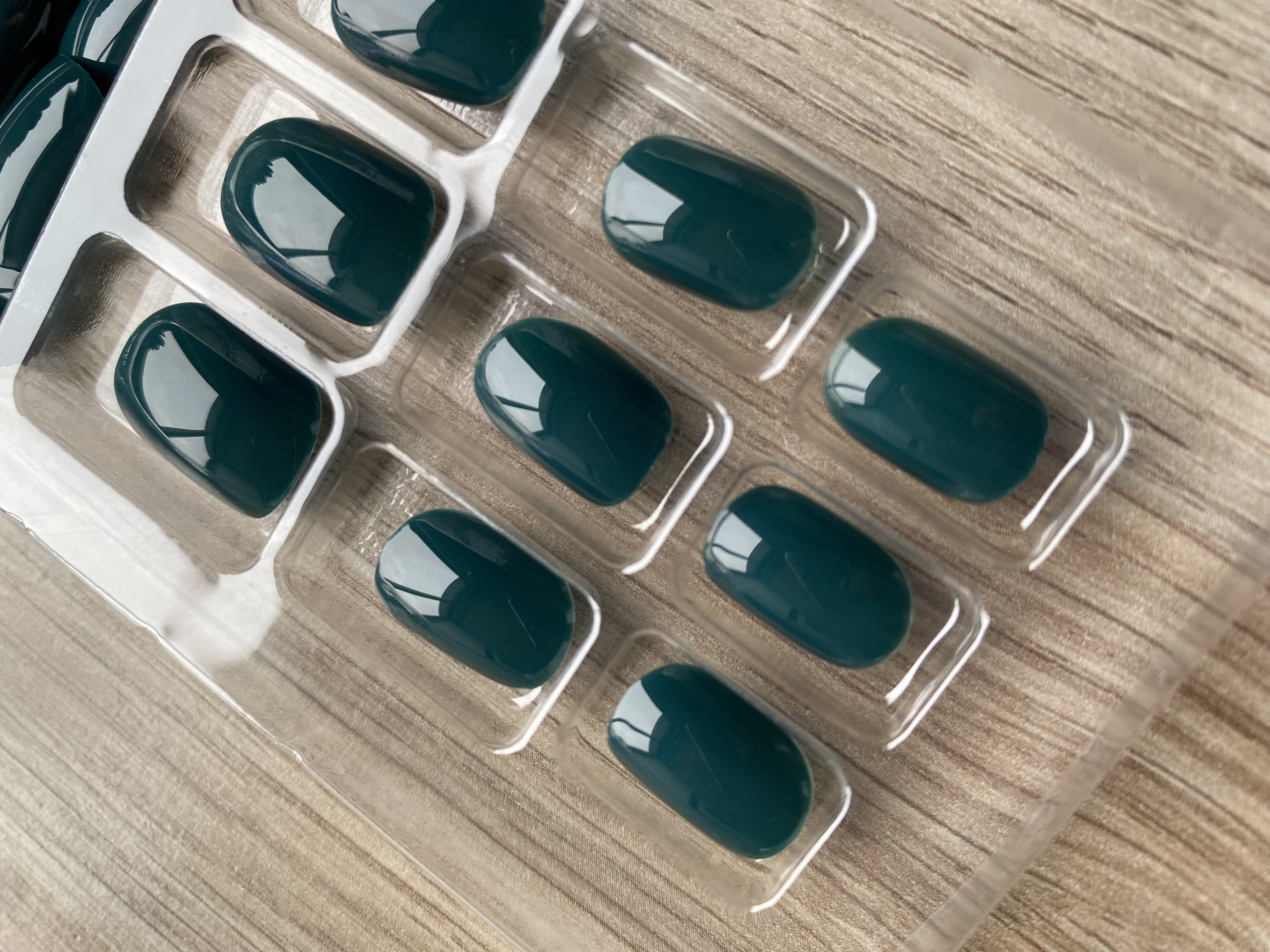UÑAS PRESS-ON ADHESIVAS CORTAS REDONDEADA 24PCS POSTIZAS REUTILIZABLE VERDE OSCURO - 2