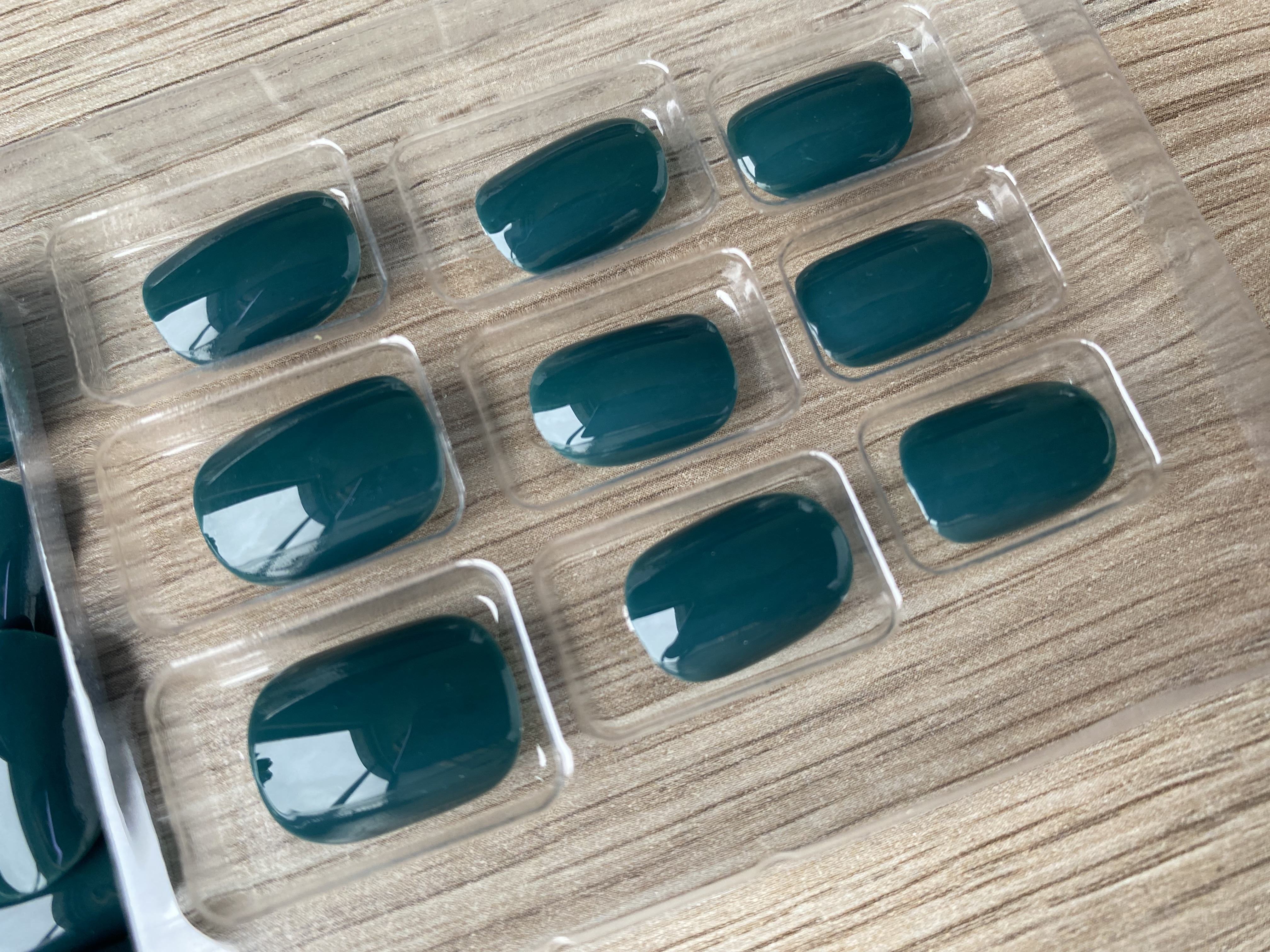 UÑAS PRESS-ON ADHESIVAS CORTAS REDONDEADA 24PCS POSTIZAS REUTILIZABLE VERDE OSCURO - 3