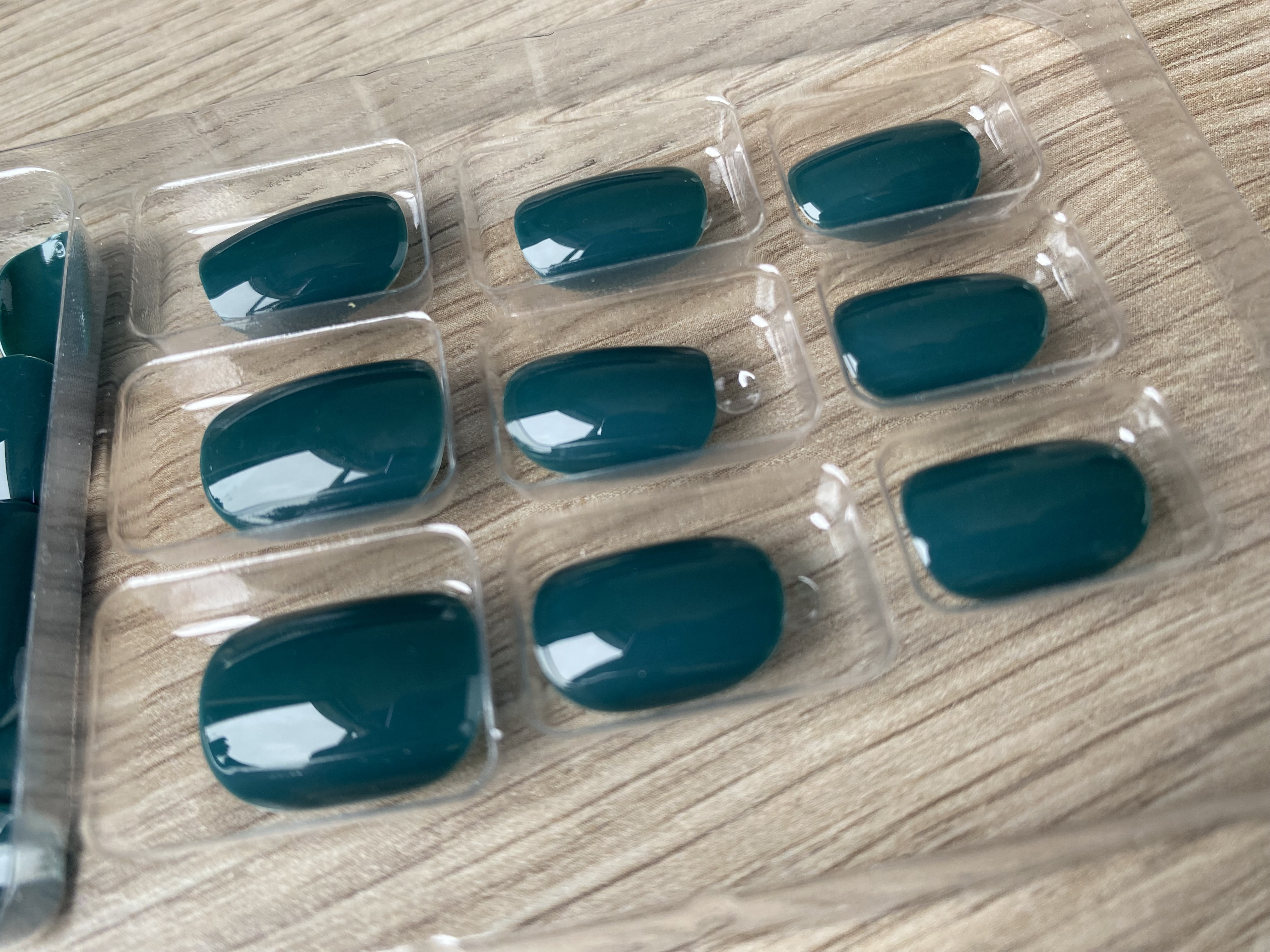UÑAS PRESS-ON ADHESIVAS CORTAS REDONDEADA 24PCS POSTIZAS REUTILIZABLE VERDE OSCURO - 4